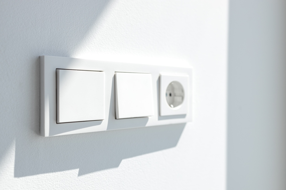 What are the types of electrical switches used in residential buildings? What’s the difference between push buttons and single way switches? Which is best for your home?