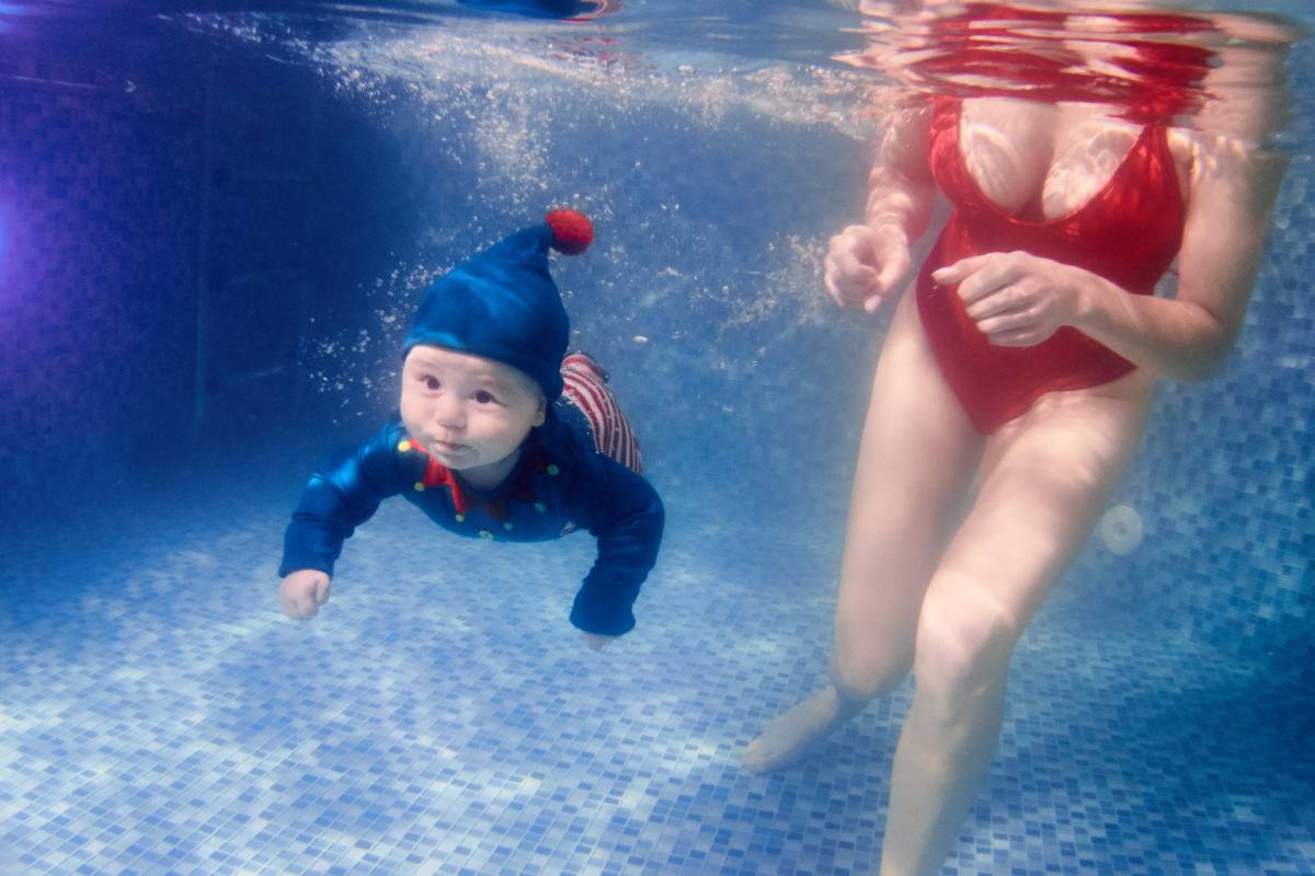 When can babies go swimming for the first time? How do I introduce my baby to the pool?